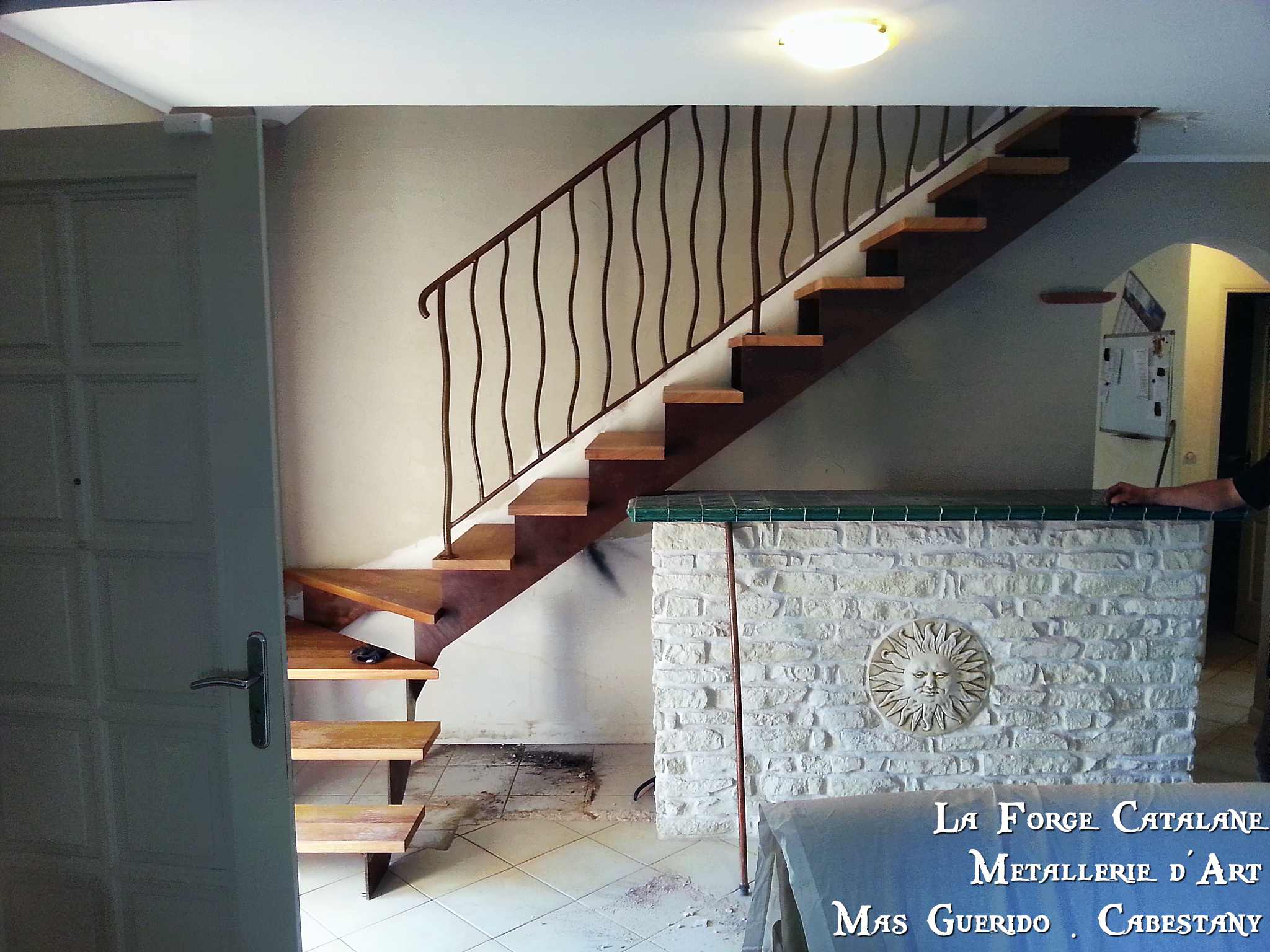 escalier double limon marches bois rambarde effet tordu forge catalane.jpg